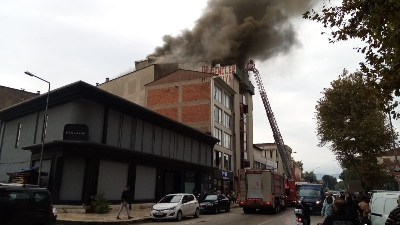 Bursa’da 5 katlı binada yangın