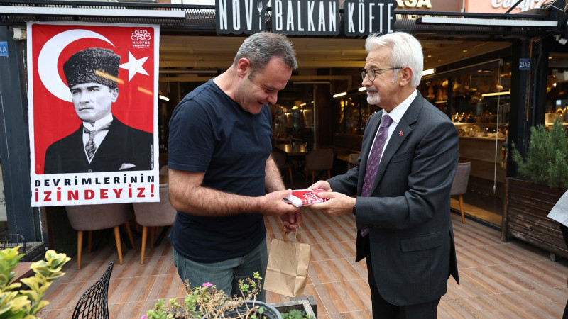 Başkanlardan esnafa Atatürk posteri ve Türk bayrağı