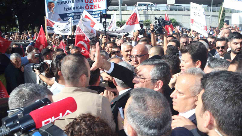 CHP’nin yeni Genel Başkanı Özgür Özel, İzmir’de partililer tarafından karşılandı