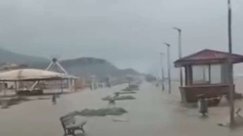 Bursa’da deniz karayla birleşti, yollar göle döndü