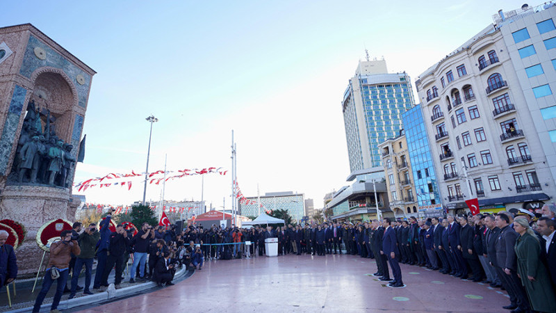 Büyük Önder Atatürk Taksim'de anıldı