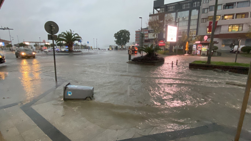 Çanakkale’de cadde ve sokaklar göle döndü