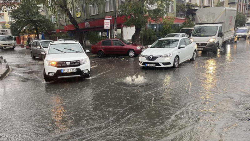 İstanbul’da yağış vatandaşları olumsuz etkiledi