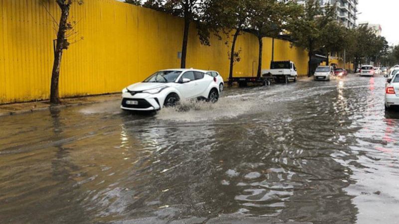 İzmir’i sağanak vurdu: Cadde ve sokaklar göle döndü