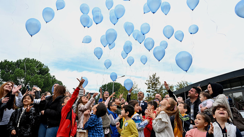 Mavi balonlar Filistinli çocuklar için gözyüzüne bırakıldı