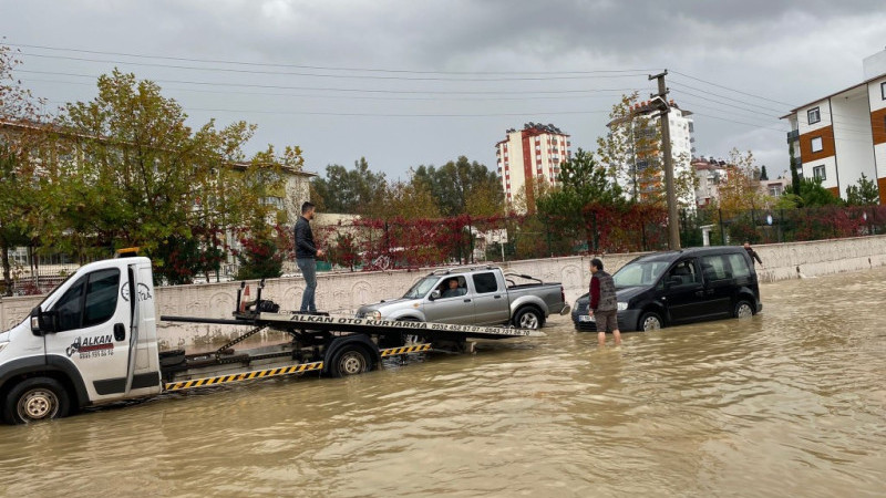 Antalya’da yağış hayatı olumsuz etkiledi 