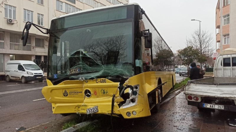 Ataşehir’de İETT otobüsü 4 araca çarptı   