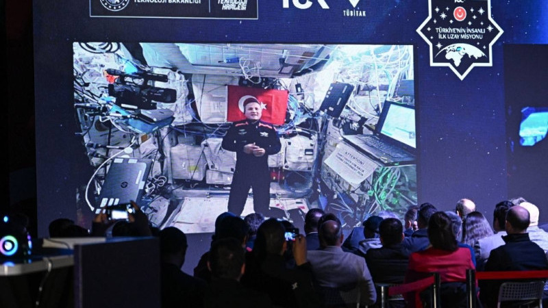 Bakan Kacır, Bursa’da ilk Türk astronot ile bağlantı kurdu
