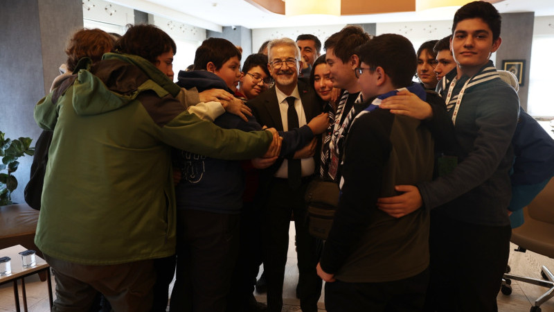 Başkan Erdem ve gençlerin sıcak buluşması 