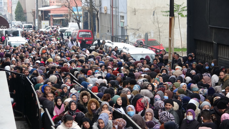 Bursa’da ucuz tencere, tabak çılgınlığı