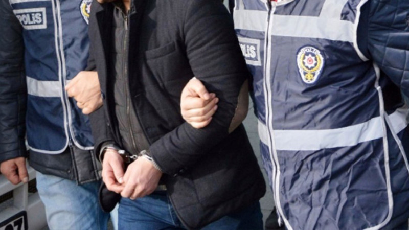 Firari FETÖ’cüye bilgi sızdıran polis tutuklandı