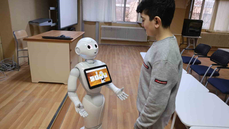 Otizmli çocuklar insansı robot ’Pepper’ ile öğrenecek