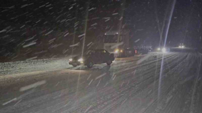 Tokat’ta yoğun kar yağışı sürücülere zor anlar yaşattı