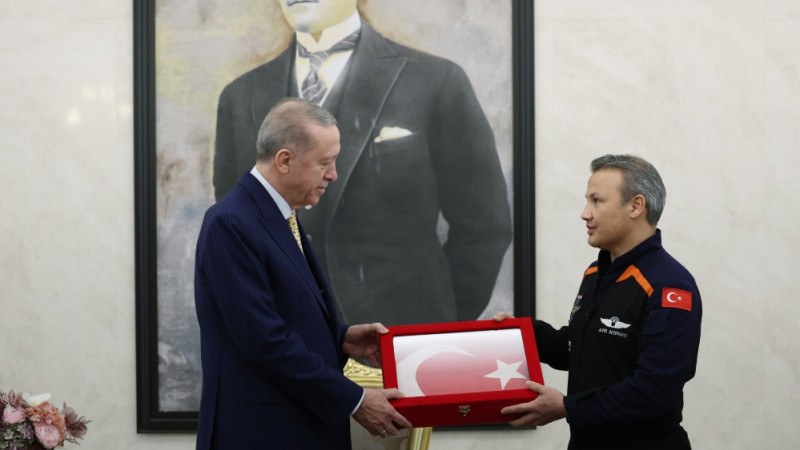 Cumhurbaşkanı Recep Tayyip Erdoğan, Türkiye’nin ilk Astronotu Alper Gezeravcı’yı kabul etti