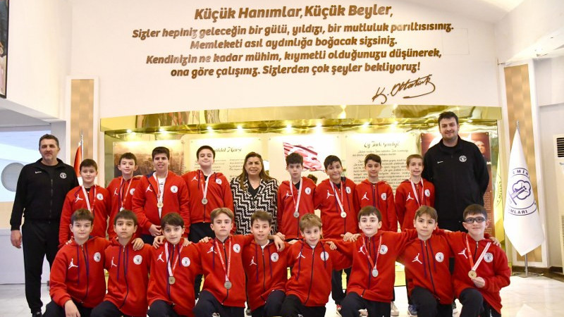 Emine Örnek Okulları Basketbol Küçük Erkek Takımı Bursa şampiyonu oldu