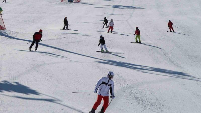 Hesarek Kayak Merkezi’ni 3 hafta içinde 25 bin kişi ziyaret etti