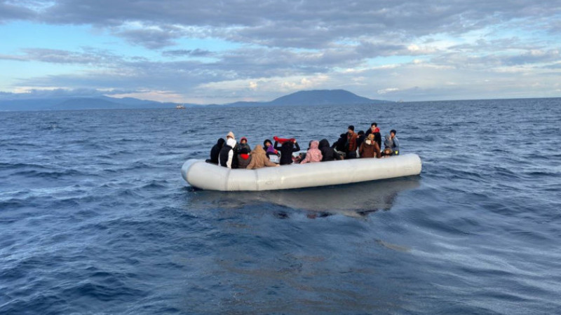 İzmir açıklarında 23’ü çocuk 43 göçmen kurtarıldı
