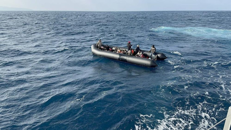 İzmir açıklarında 57’si çocuk 159 düzensiz göçmen kurtarıldı