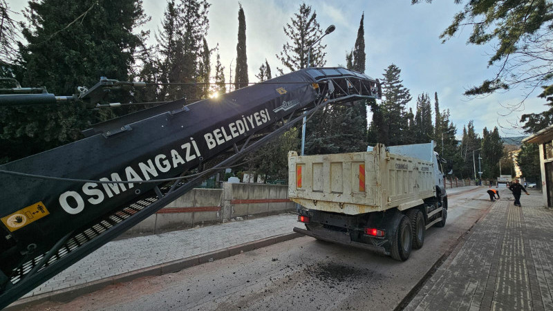 Osmangazi’de asfalt mesaisi hız kesmiyor 