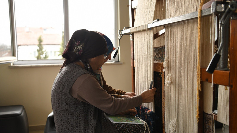 Yeşilyurt’ta geleneksel halı dokumacılığı yaşatılıyor
