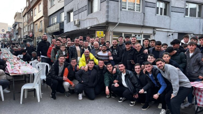 Bursa’da mahalle gençleri bin kişilik iftar verdi