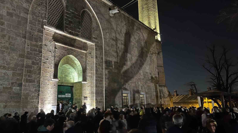 Bursa’da ilk teravi namazı kılındı, tarihi camiye binlerce kişi akın etti