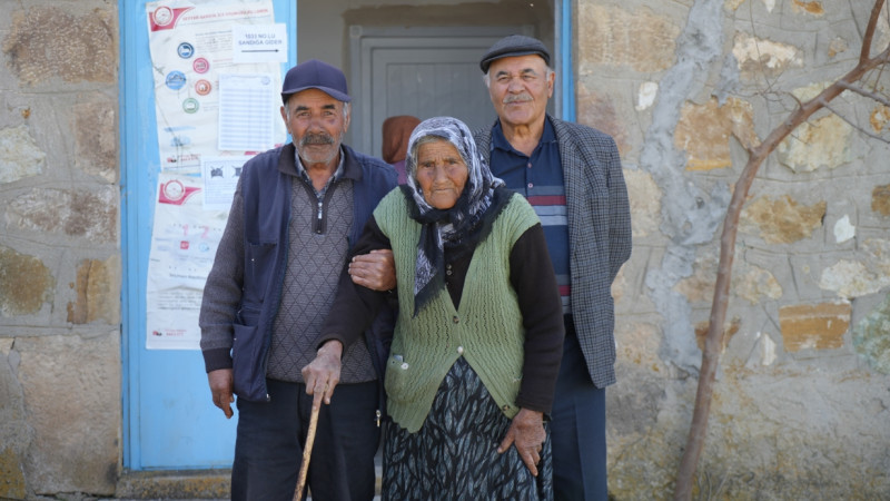 Türkiye’nin en yaşlı seçmeni 117 yaşındaki Arzu nine oyunu kullandı