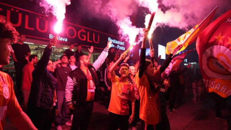 Galatasaray taraftarları Bursa’da şampiyonluğu coşkuyla kutladı