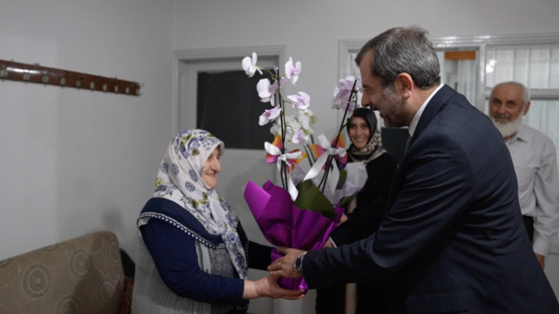 Başkan'ın çiçekleri Gürsu'nun annelerine gitti
