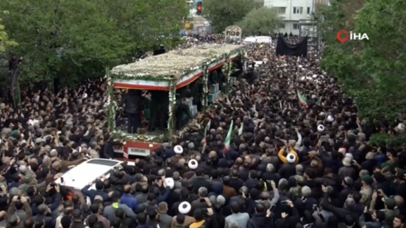 İran halkı Cumhurbaşkanı Reisi'ye veda ediyor