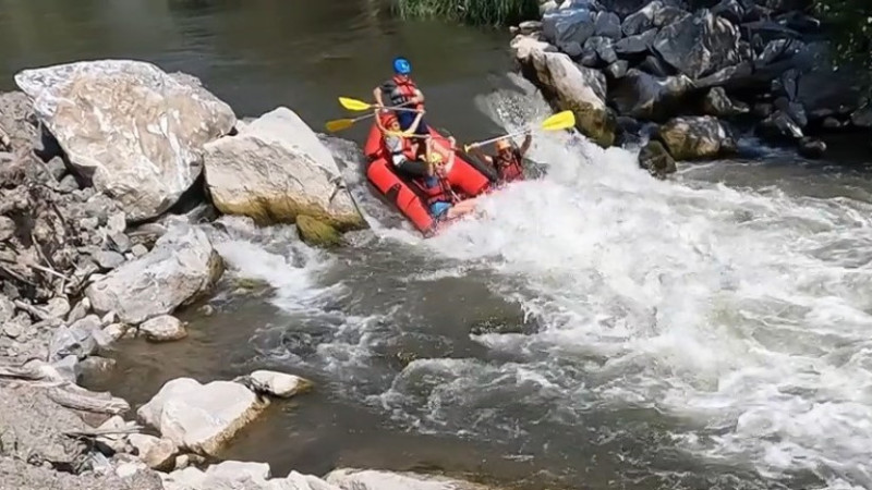 Dağcıların nefes kesen rafting heyecanı