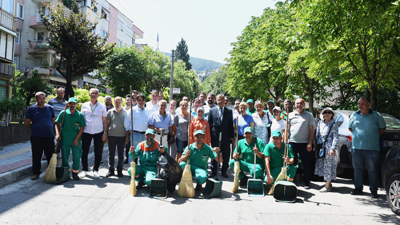 Vatandaşlar ve belediye ekipleri Osmangazi’yi birlikte temizliyor