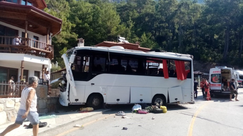 Freni boşalan tur otobüsü dehşet saçtı