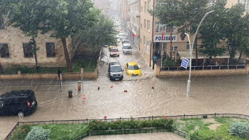 Bayburt’ta etkili olan sağanak nedeniyle cadde ve sokakları su bastı