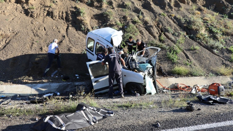 Erzurum’da ambulans ile hafif ticari araç çarpıştı: 4 ölü, 1 yaralı