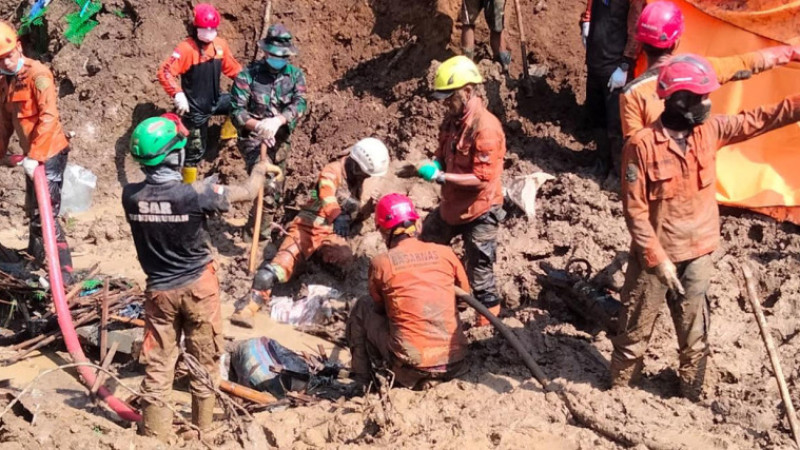 Endonezya'da altın madeninde toprak kayması: 10 ölü, 40 kayıp