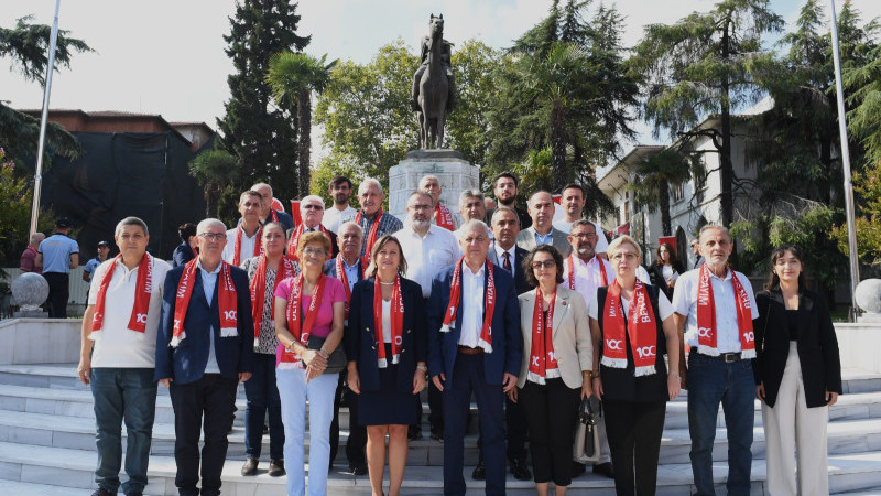 Atatürk’ün Cumhurbaşkanı olarak Bursa’ya gelişinin 100. yılı anısına çelenk sunumu yapıldı