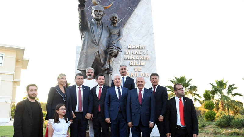 Osmangazi Belediyesi Zafer Bayramı’nı Atatürk Anıtı ile taçlandırdı