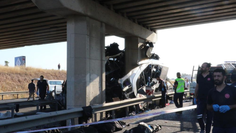 Ankara'da yolcu otobüsü köprü ayağına çarptı: 11 ölü, 24 yaralı