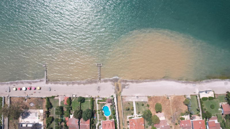 Büyükçekmece Kumburgaz’da denizin rengi değişti