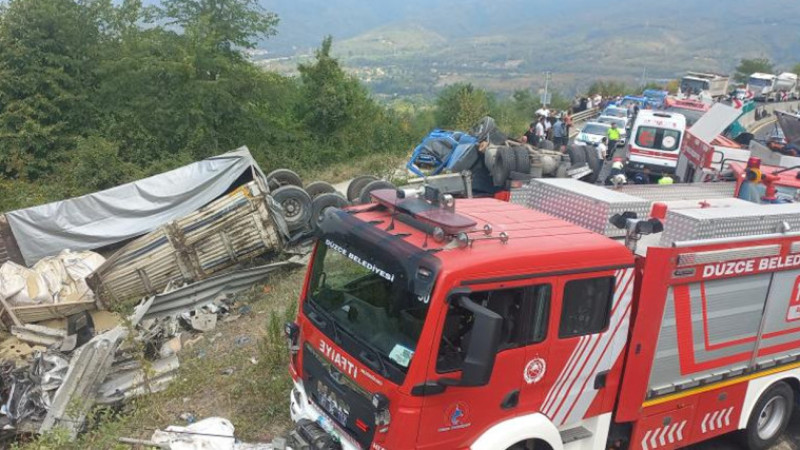 Bolu Dağı Geçişi’nde feci kaza: Tır otomobili sürükleyerek devrildi, 2 ölü 2 yaralı