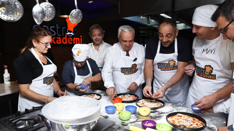 Başkan Şadi Özdemir özel çocuklarla pizza yaptı