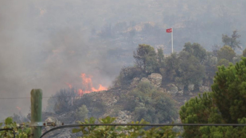 Dağ taş yandı, Türk bayrağı alevlerden korundu