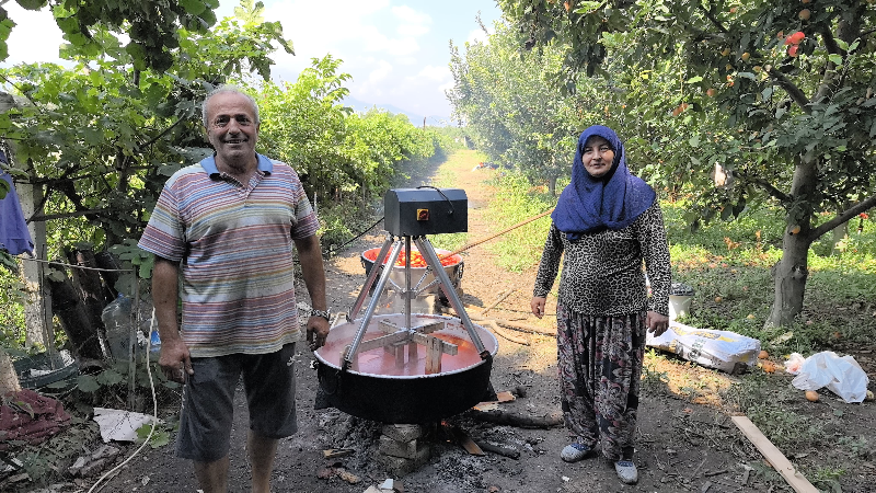 Salça karıştırmaktan bıkınca icat etti!