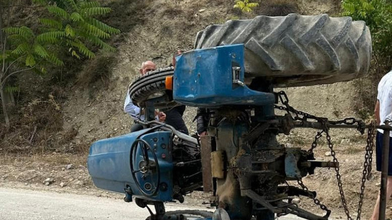 Oğlunun kullandığı traktörün altında can verdi