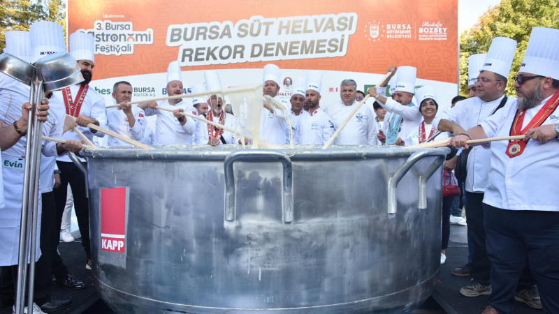 Gastronomi Festivali'nde ‘Bursa süt helvası' rekor denemesi