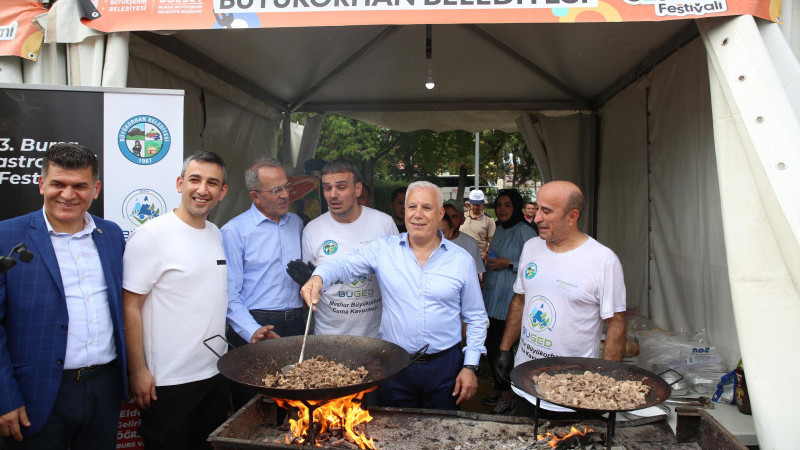 Başkan Bozbey mutfağa girdi, hünerlerini sergiledi