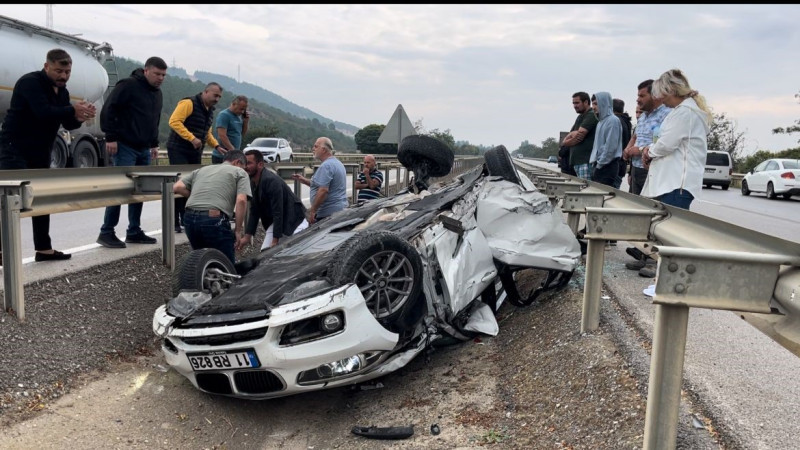 Kadın sürücü metrelerce savrulan araçtan yaralı kurtuldu