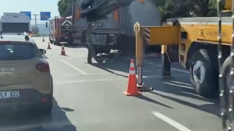 Devrilen tır yolu kapattı, kilometrelerce kuyruk oluştu