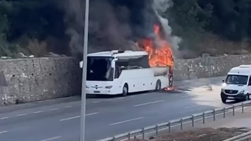 Seyir halindeki otobüs alev alev yandı